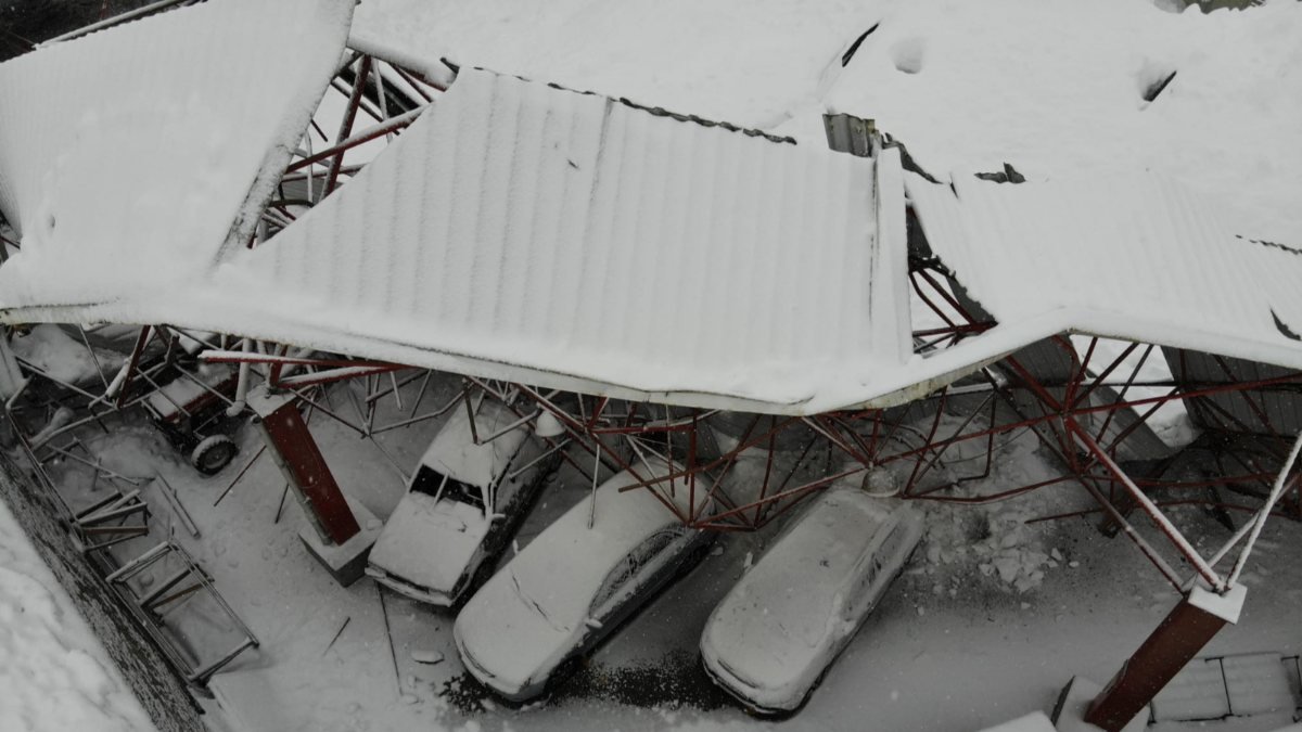 Düzce'de kar nedeniyle çatı çöktü: 17 araç hasar aldı