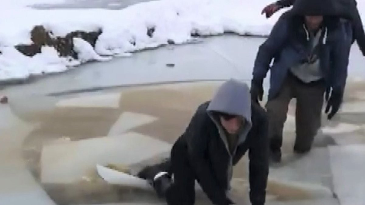 Kahramanmaraş'ta buzda oynayan çocuklar suya düştü
