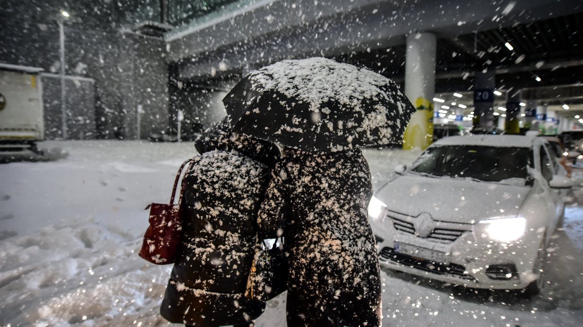 İstanbul Havalimanı'nda kar esareti
