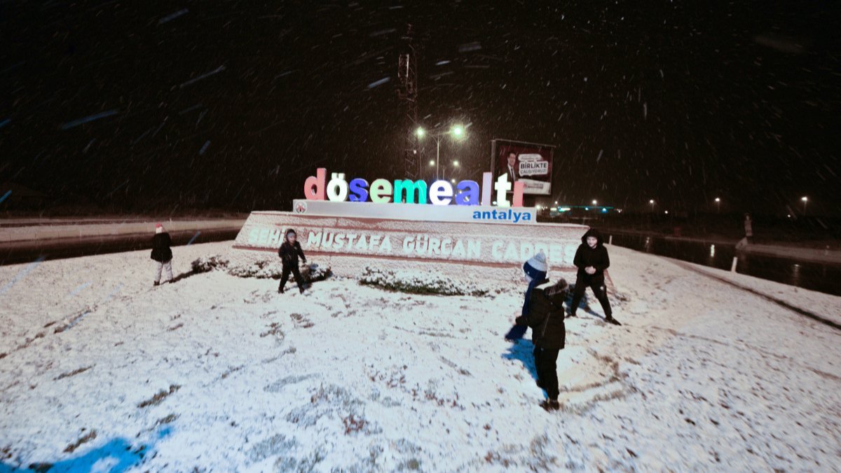 Antalya’da 29 yıl sonra kar sevinci