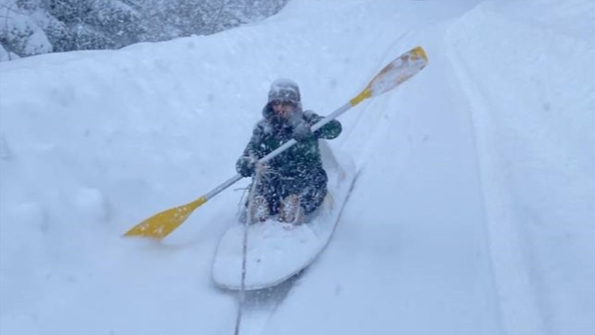 Samsun'da kano ile kar üstünde kayak yaptı