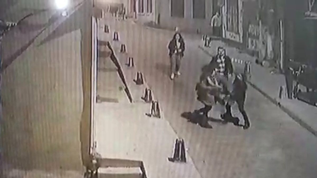 Beyoğlu’nda kadına şişeli saldırı