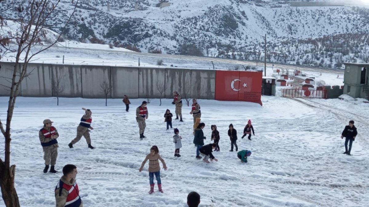 Bitlis'te Mehmetçik ile kar topu oynayan çocuklar