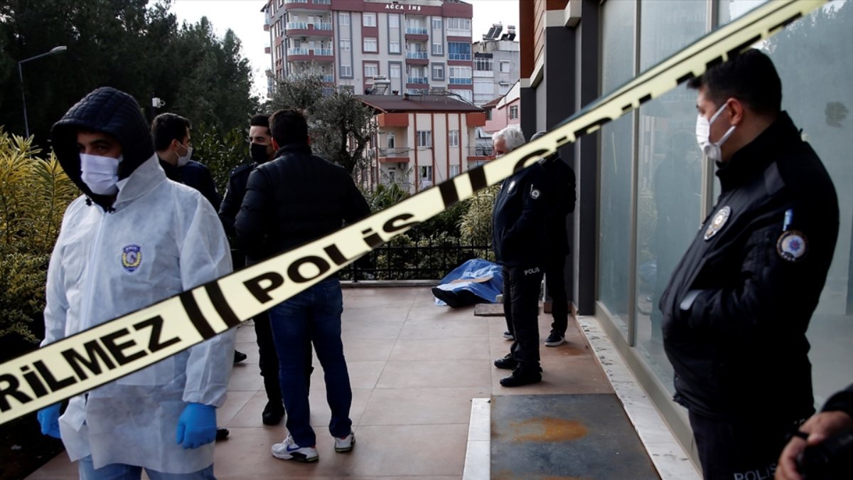 Antalya'da bir binanın bahçesinde erkek cesedi bulundu