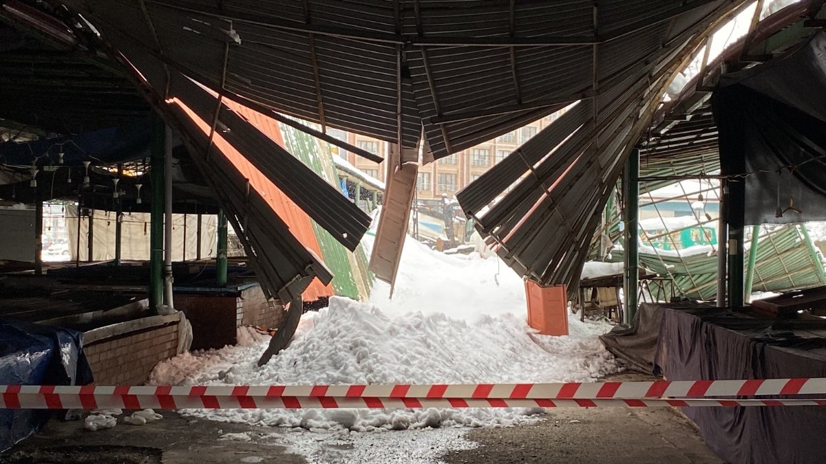 Zonguldak'ta pazar yeri çatısı çöktü, faciadan dönüldü