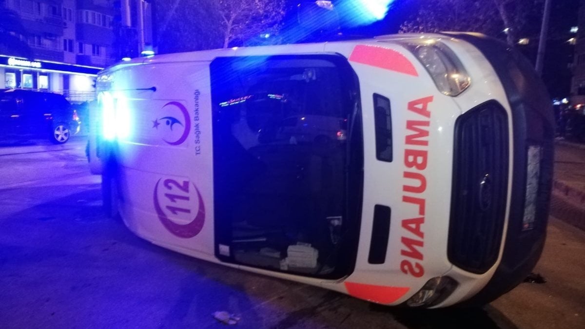 İzmir'de kazaya karışan ambulans yan yattı