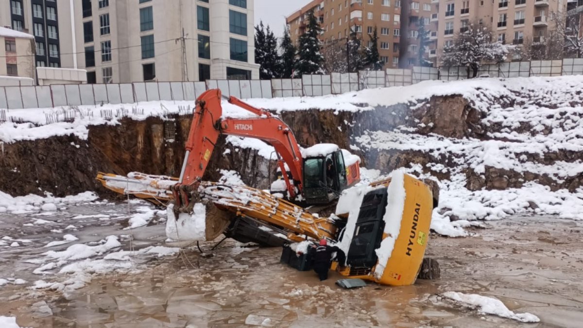 Ataşehir'de iş makinesı su dolu çukura düştü