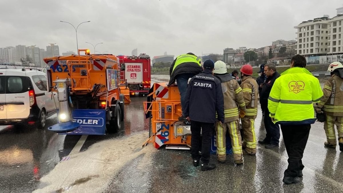 Kadıköy'de devrilen İBB'nin kar küreme aracı sürücüsü alkollü çıktı