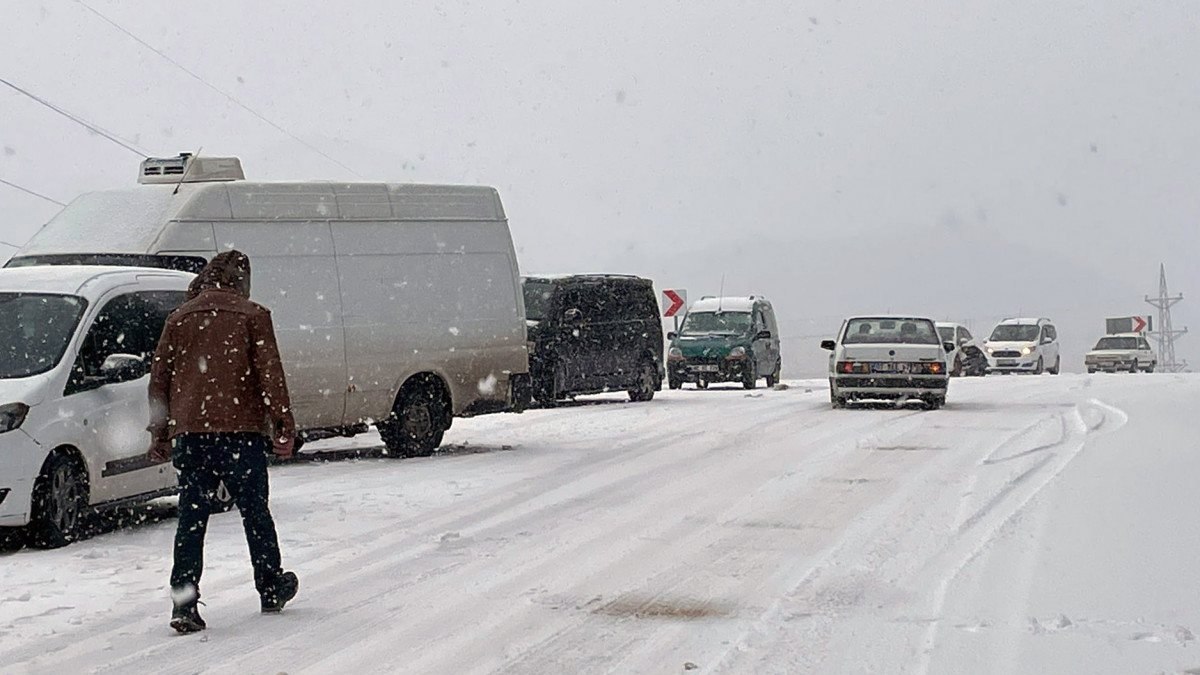 Antalya'da kar yağışı: Araçlar D400 yolunda kaldı