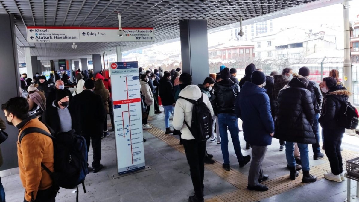 İstanbul'da metro arıza yaptı: Durakta yoğunluk oluştu