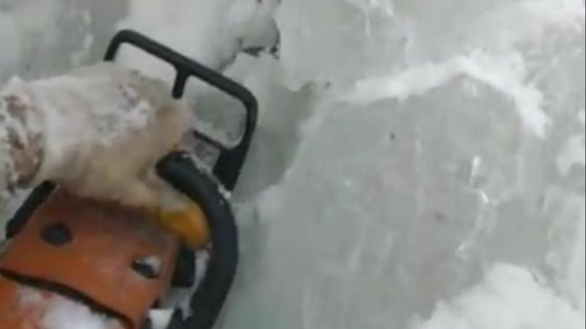 Afyonkarahisar'da 5 metrelik buz kütlesi motorlu testereyle kesildi
