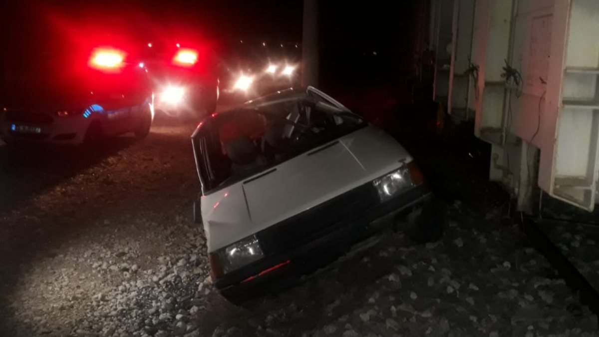 Mersin'de babadan izinsiz kaçırılan arabaya tren çarptı