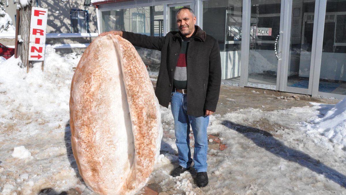 Yozgat'ta 30 yıllık fırıncı, kardan ekmek yaptı