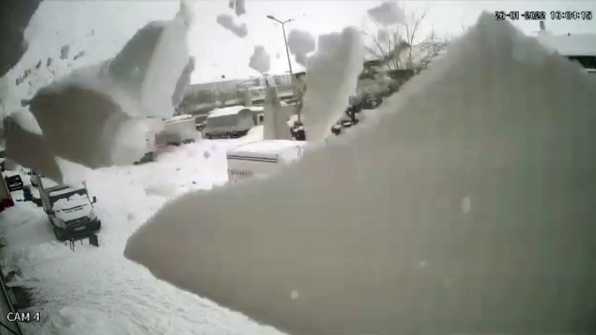 Bingöl'de kar kütlesinin altında kalmaktan saniyelerle kurtulan esnaf