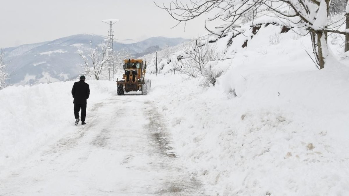 Samsun'da karla mücadelede 435 yoldan 427'si açıldı