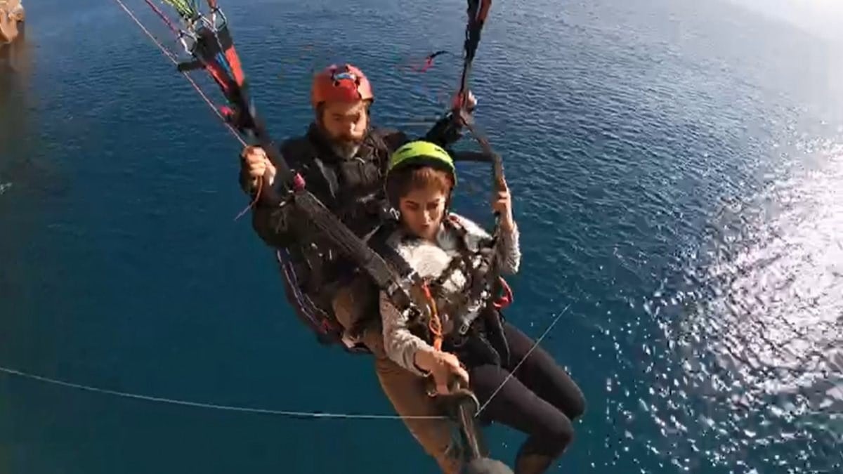 Antalya'da yamaç paraşütüne misinanın takıldığı anlar