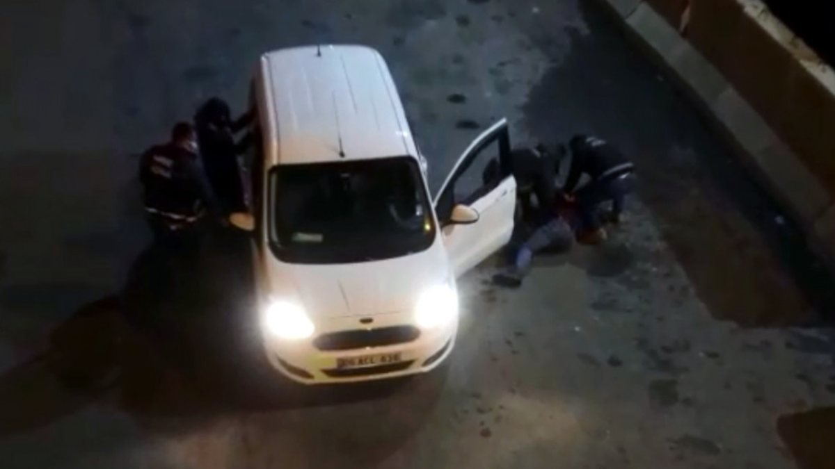 Adana'da polisin takibe aldığı araçtan 2 kilo 950 gram esrar çıktı