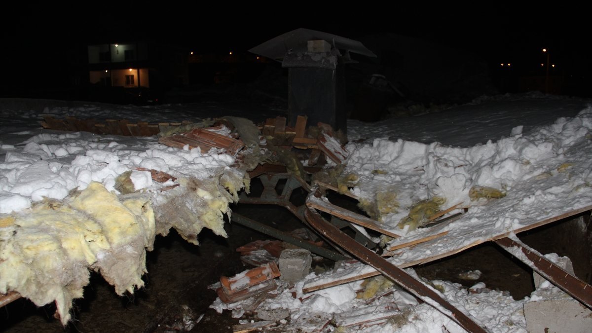 Kayseri'de kar nedeniyle çatı çöktü: 3 inek telef oldu