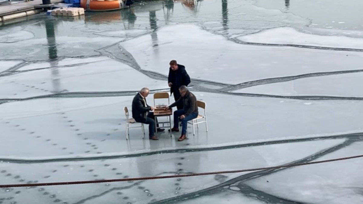 Buz tutan Eğridir Gölü'nde masa kurup tavla oynadılar