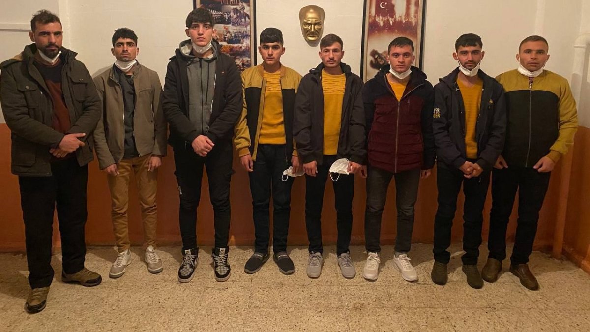 Van’da, sahte pasaportlu 8 kaçak göçmen yakalandı