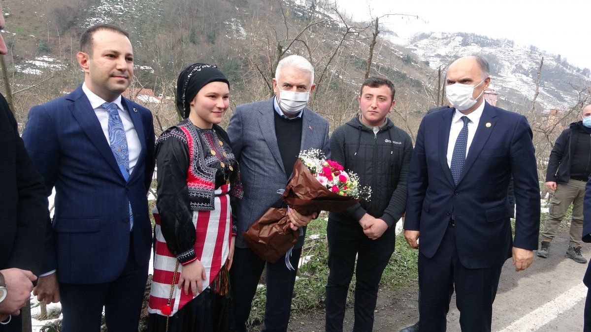 Binali Yıldırım'a kuş dili ile karşılama
