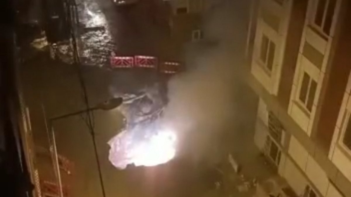 Sultangazi'de yer altı kablolarındaki patlama mahalleyi ayağa kaldırdı