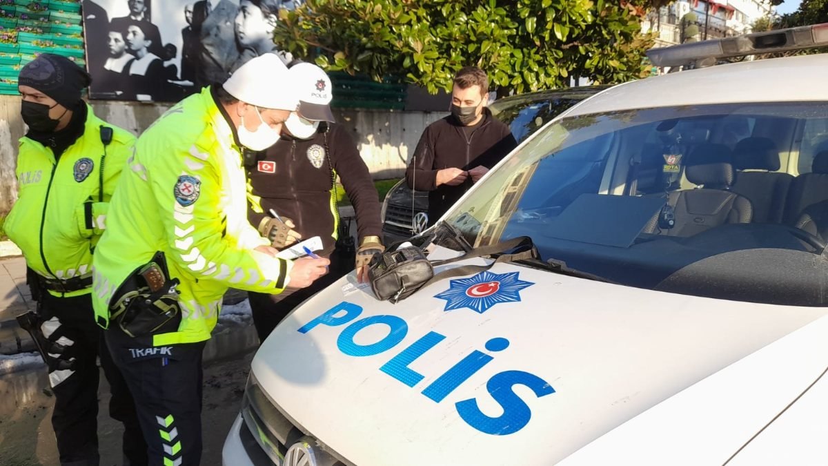 Zonguldak'ta minibüsüne çakar takan şahıs: Araç milletvekiline ait