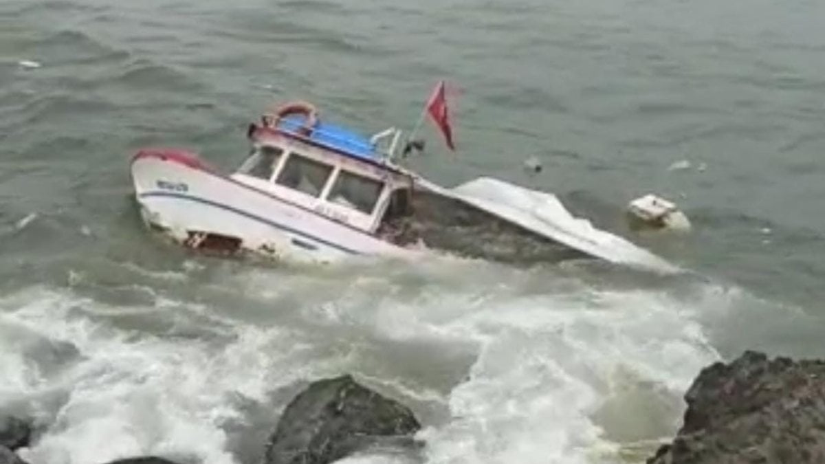 Rize'deki balıkçı, alabora olan tekneden atlayarak kurtuldu