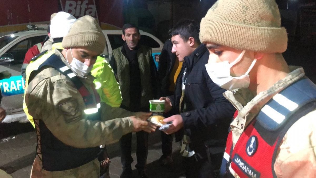 Erzincan’da, yolda kalan sürücülere jandarmadan çorba ikramı
