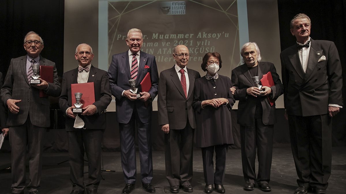 Uğur Dündar'a yılın Atatürkçüsü ödülü verildi