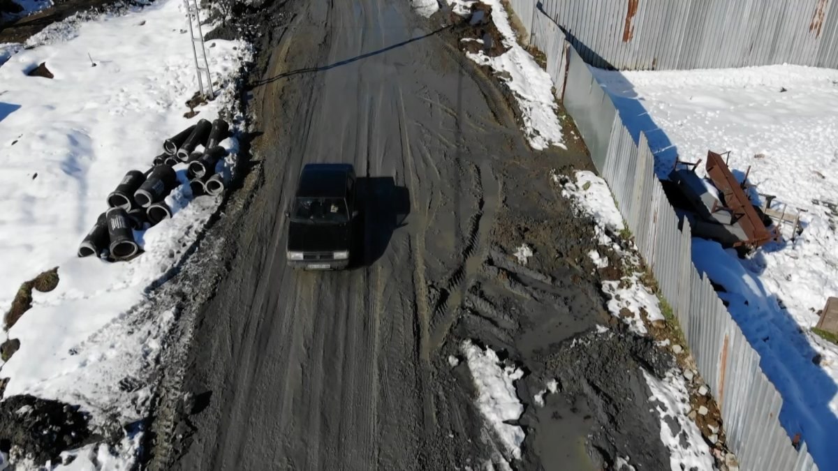 Arnavutköy'de yollar, çamur havuzuna döndü