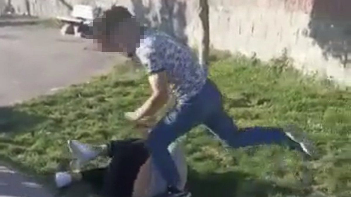Çağlayan’da parkta dayak kamerada