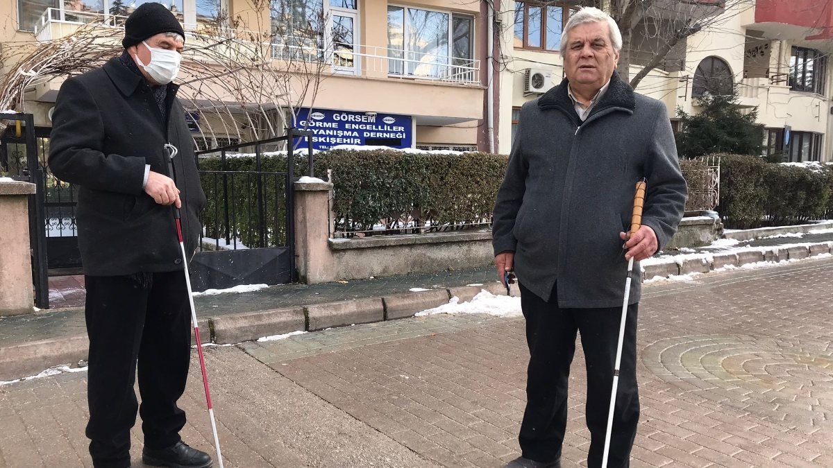Eskişehir'de görme engelli vatandaşlar, sarı çizgilerden şikayetçi