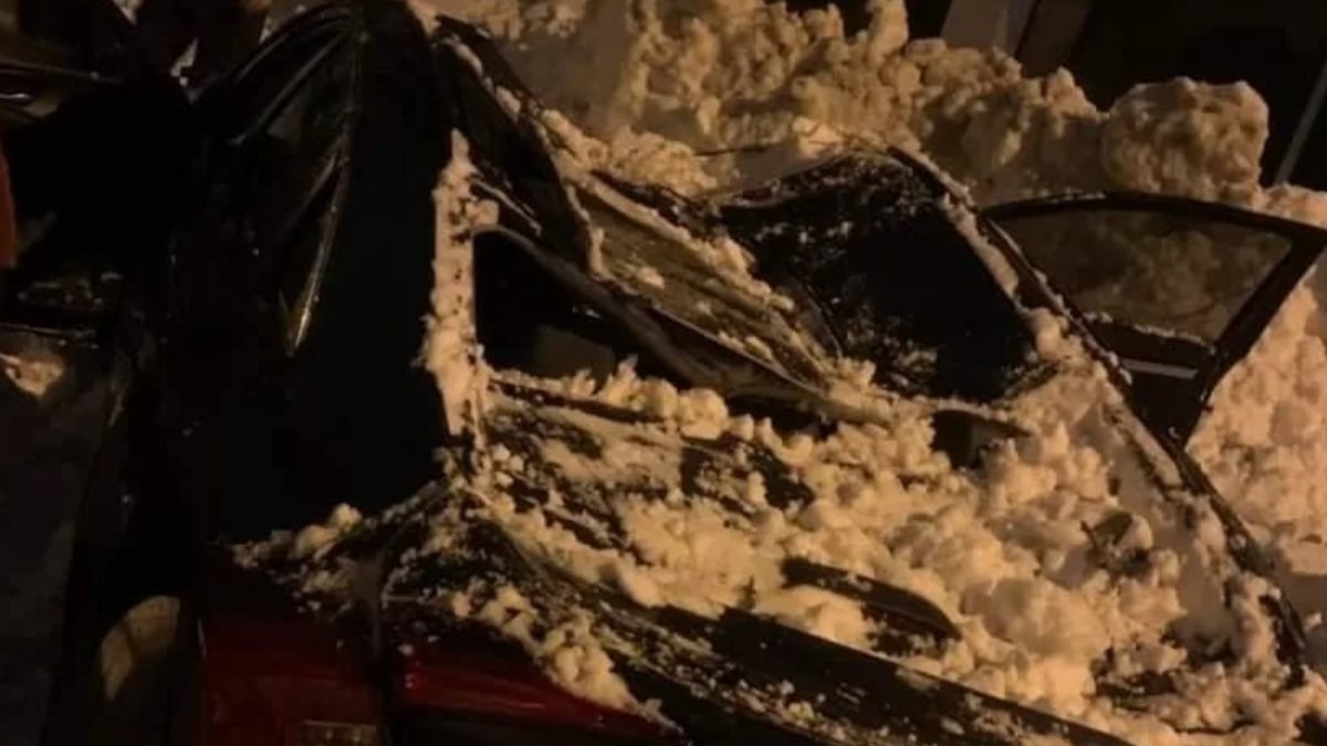 Bingöl'de kar kütlesi düştüğü aracı perte çıkardı