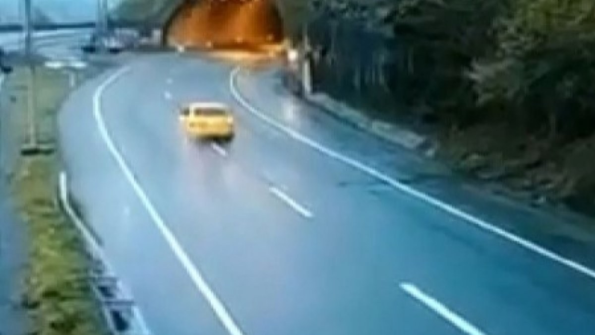 Artvin'de taksi sürücüsü, yamaçtan kopan kayalardan kıl payı kurtuldu