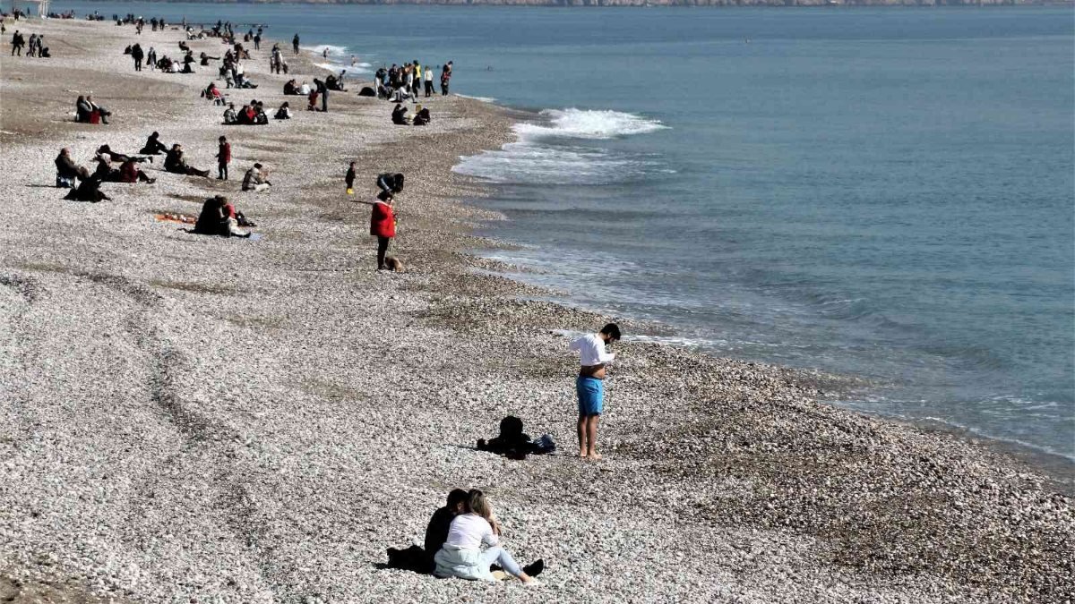 Antalya’da, sıcak havayı fırsat bilip denize girdiler