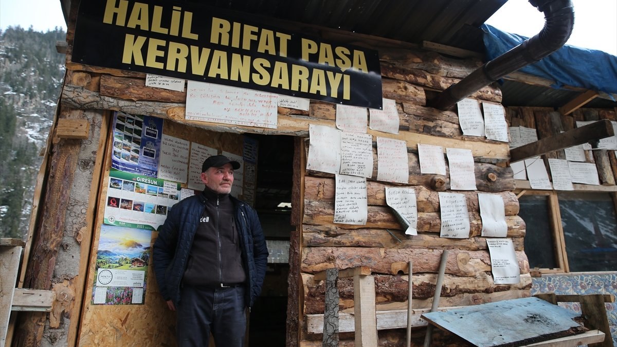 Giresun'da 'Kervansaray' dediği kulübesinin kapısını yolcular için 24 saat açık tutuyor