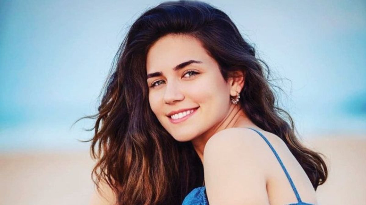 Buse Varol'un eski aşkını gören dondu kaldı...Sarmaş dolaş karelerin sahibi Yasak Elma'nın yıldızıymış!