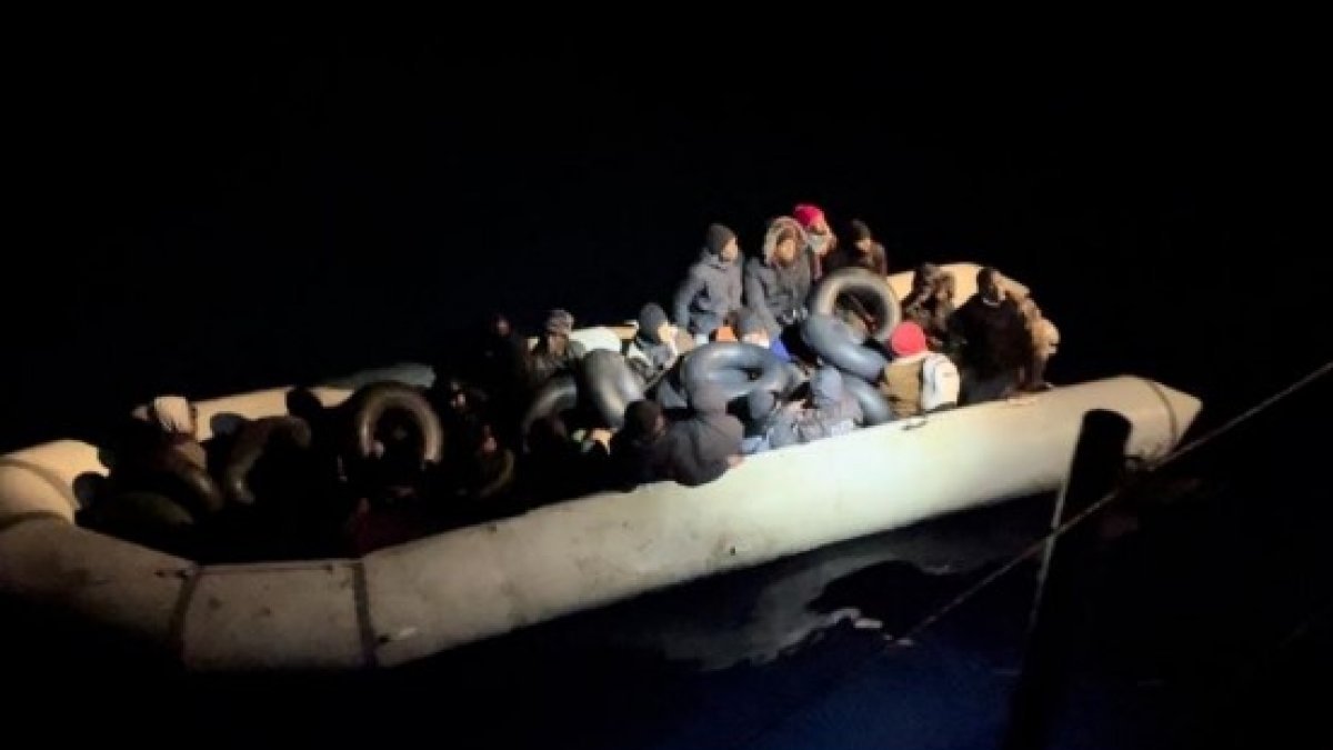 İzmir açıklarında 80 göçmen yakalandı, 45 göçmen de kurtarıldı