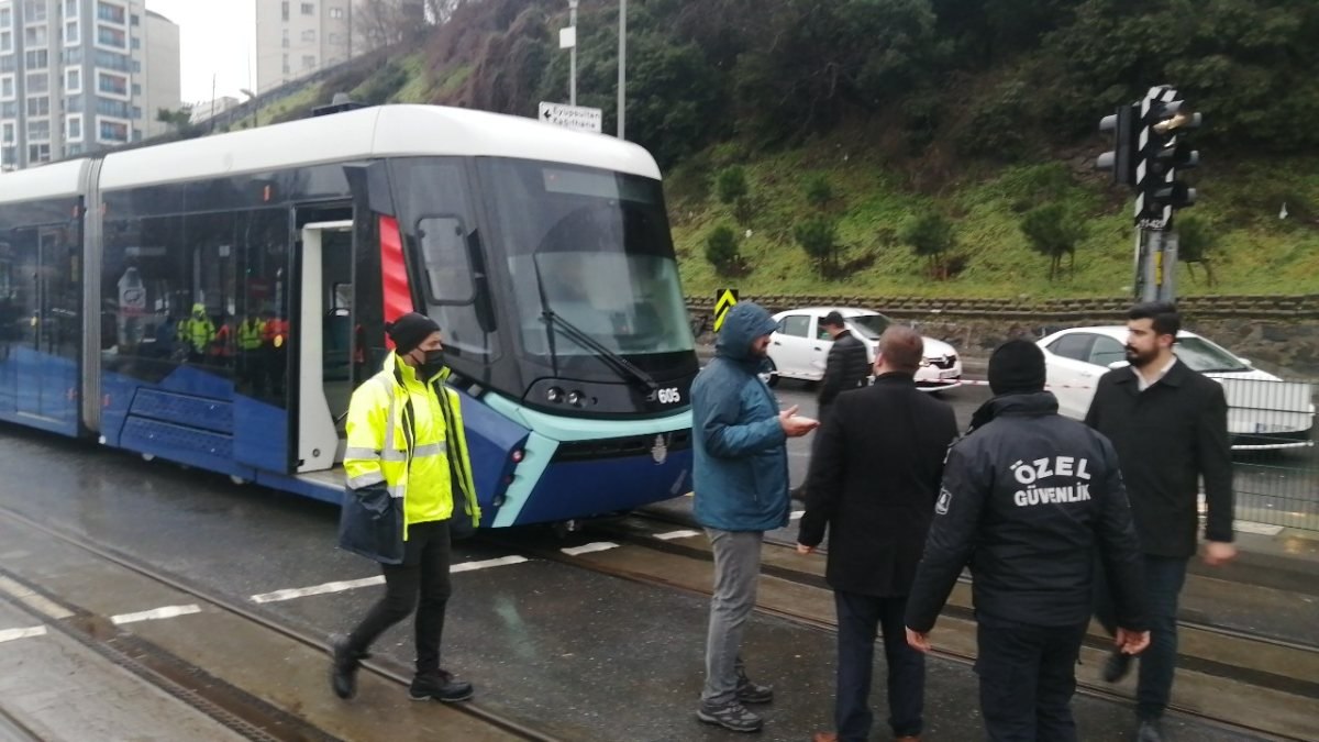 Alibeyköy'de tramvay kadına çarptı