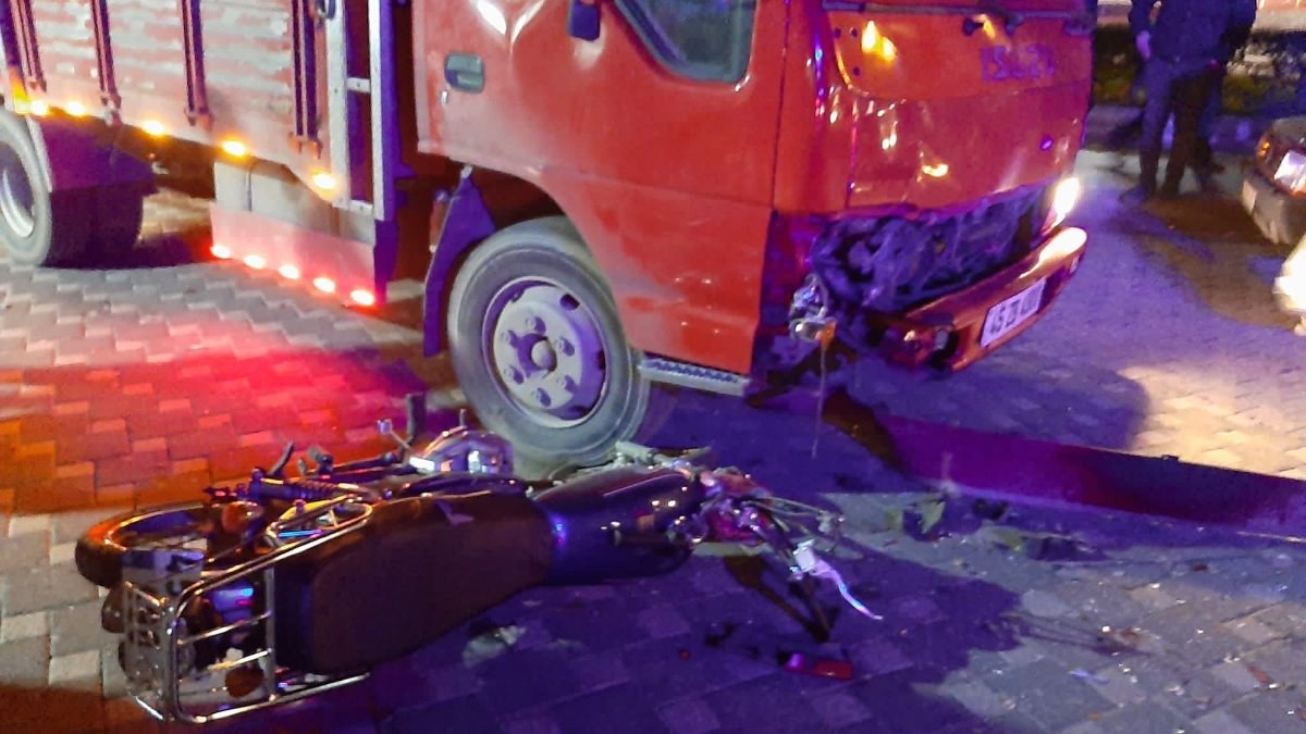 Manisa’da kamyonet ile motosiklet çarpıştı: 1 ölü, 1 ağır yaralı
