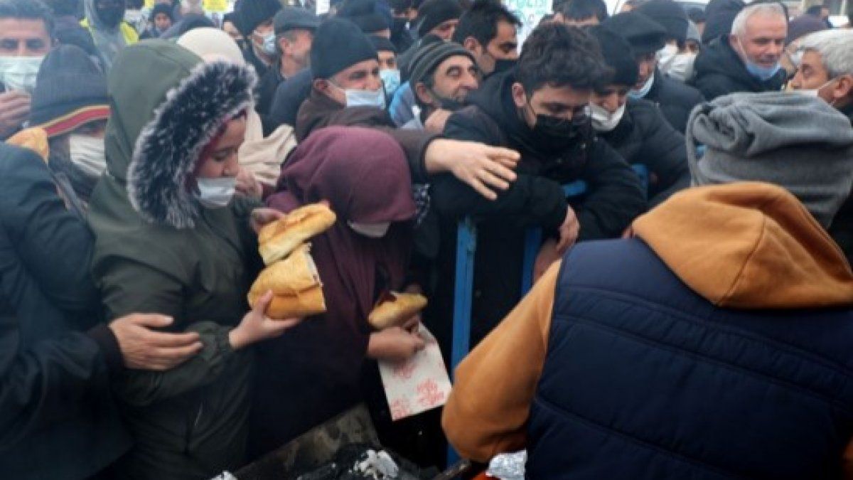 Erzincan'da ücretsiz sucuk ekmek izdihamı