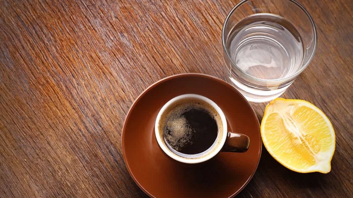 Kahvenin içerisine limon atmanın mucizevi faydaları