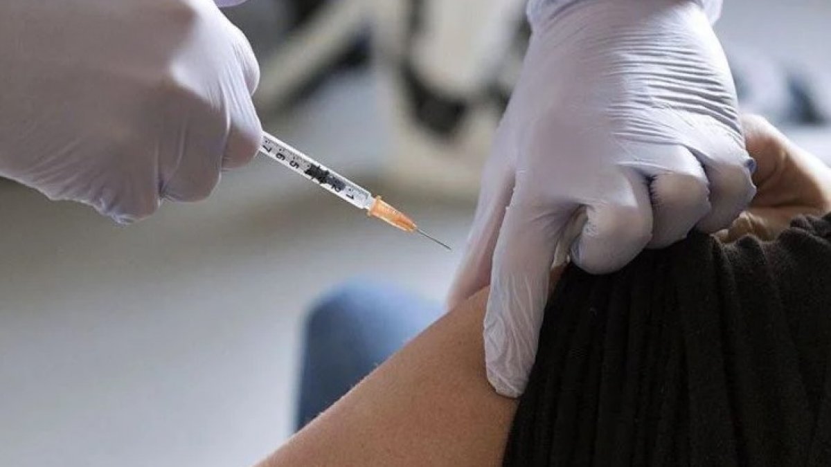Polonya, bazı meslekler için Kovid-19 aşı zorunluluğunu süresiz erteledi