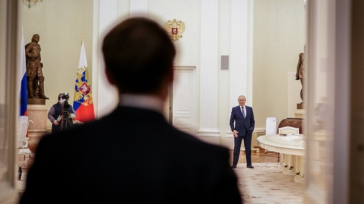 Vladimir Putin ile Emmanuel Macron arasındaki mesafe gündem oldu