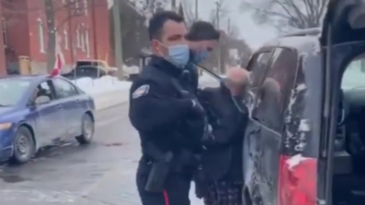 Kanada polisi, korna çalan 78 yaşındaki adama ters kelepçe taktı