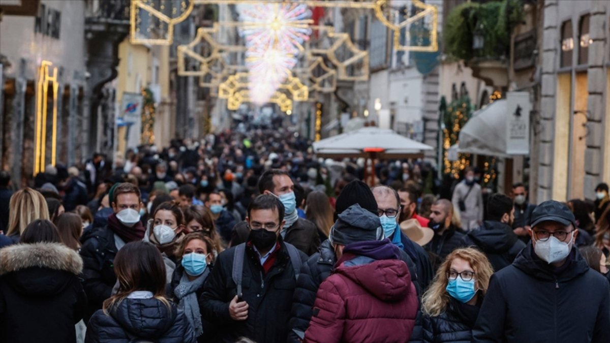 İtalya'da açık havada maske kullanımı kalkıyor