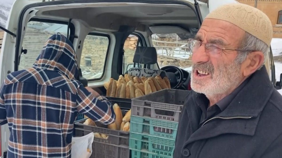 Bayburtlu fırıncı karlı yolları aşarak köylere ekmek götürüyor