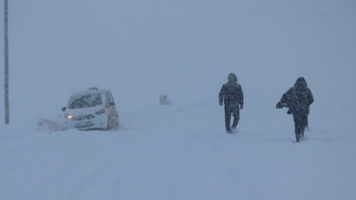 Hakkari'de okullar, kar tatili verdi