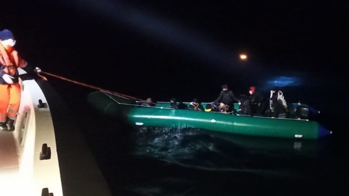 İzmir açıklarında 17 kaçak göçmen kurtarıldı